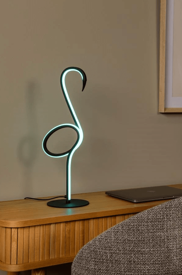 Flamingo 50cm Svart bordlampe Fra Lucide - Denne moderne bordlampen kombinerer stil og funksjonalitet med en integrert dimbar LED-lyskilde og RGB-fargebelysning.