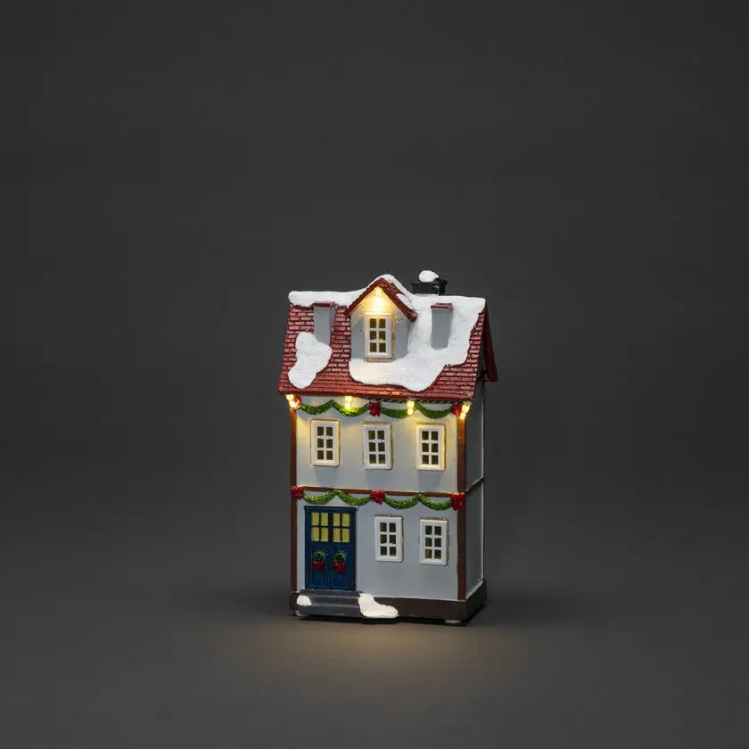 3 Små Hus Flerfarget Fra Konstsmide - B/O 3 sm&aring; hus, vinterlige hus med 14 ravfargede og varmhvite LED-lys som sprer en atmosf&aelig;risk gl&oslash;d.