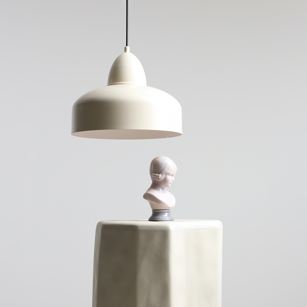 Como Ø30 Kremhvit Taklampe Fra Artera - Med sin enkle oppheng og robuste konstruksjon er denne pendellampen både praktisk og stilig &ndash; et perfekt tillegg for å gi hjemmet ditt et subtilt, men sofistikert lyspunkt.