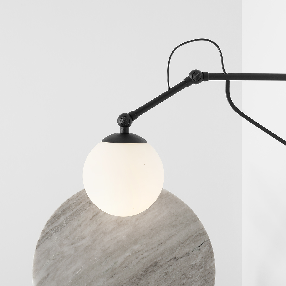 Soho 50cm Svart vegglampe Fra Artera - Lampen har en stilig matt svart metallramme og en opal globus som sprer et mykt, varmt lys, og skaper en innbydende atmosfære i alle rom.