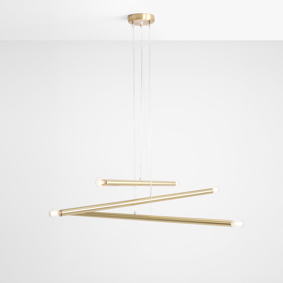 Tubo 6 100cm Messing Taklampe Fra Artera - Lampen består av tre smale metallrør i en elegant messingfinish, plassert i forskjellige høyder og vinkler som skaper et spennende og luftig uttrykk.