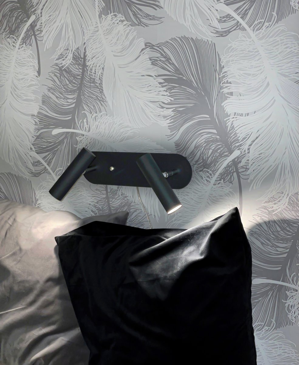 Artic Svart leselampe Fra Aneta Lighting - Artic dobbel vegglampe i sortlakkert metall med kromdetaljer.
