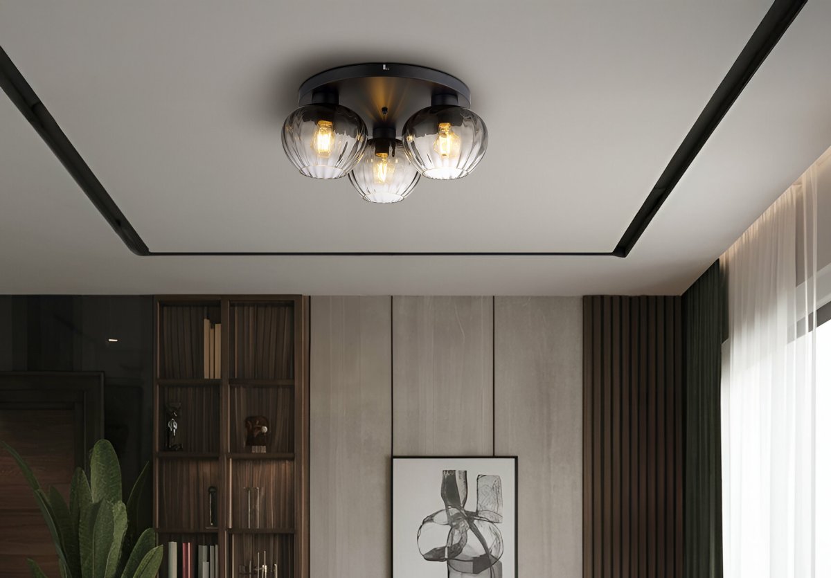 Toy Ø45 Svart plafond Fra Globo Lighting - De r&auml;fflade r&ouml;ktonade glasen skapar en fin och varm ljusspridning i rummet.