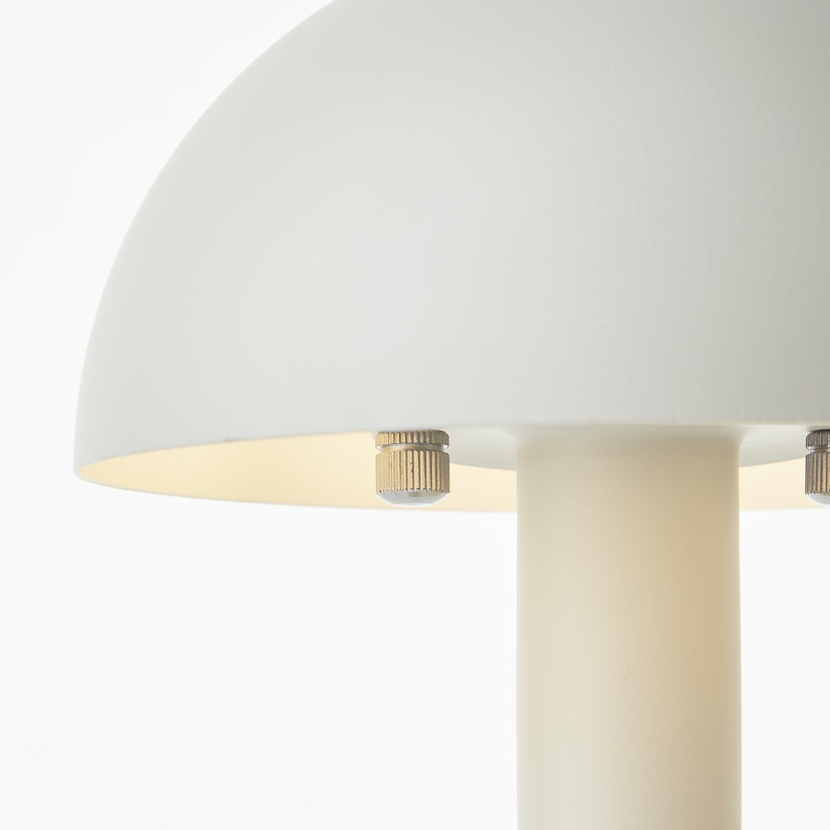 Petite 27cm Beige bordlampe Fra Brilliant - Den halvkuppelformede skjermen gir et fint og blendingsfritt lys i rommet.