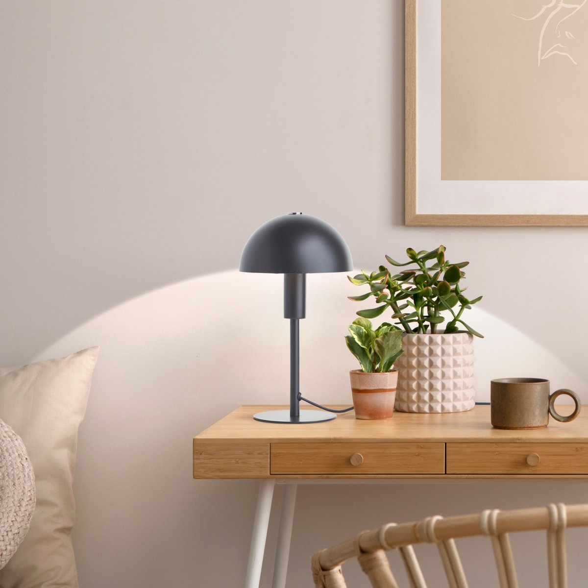 Petite 27cm Svart bordlampe Fra Brilliant - Den halvkuppelformede skjermen gir et fint og blendingsfritt lys i rommet.