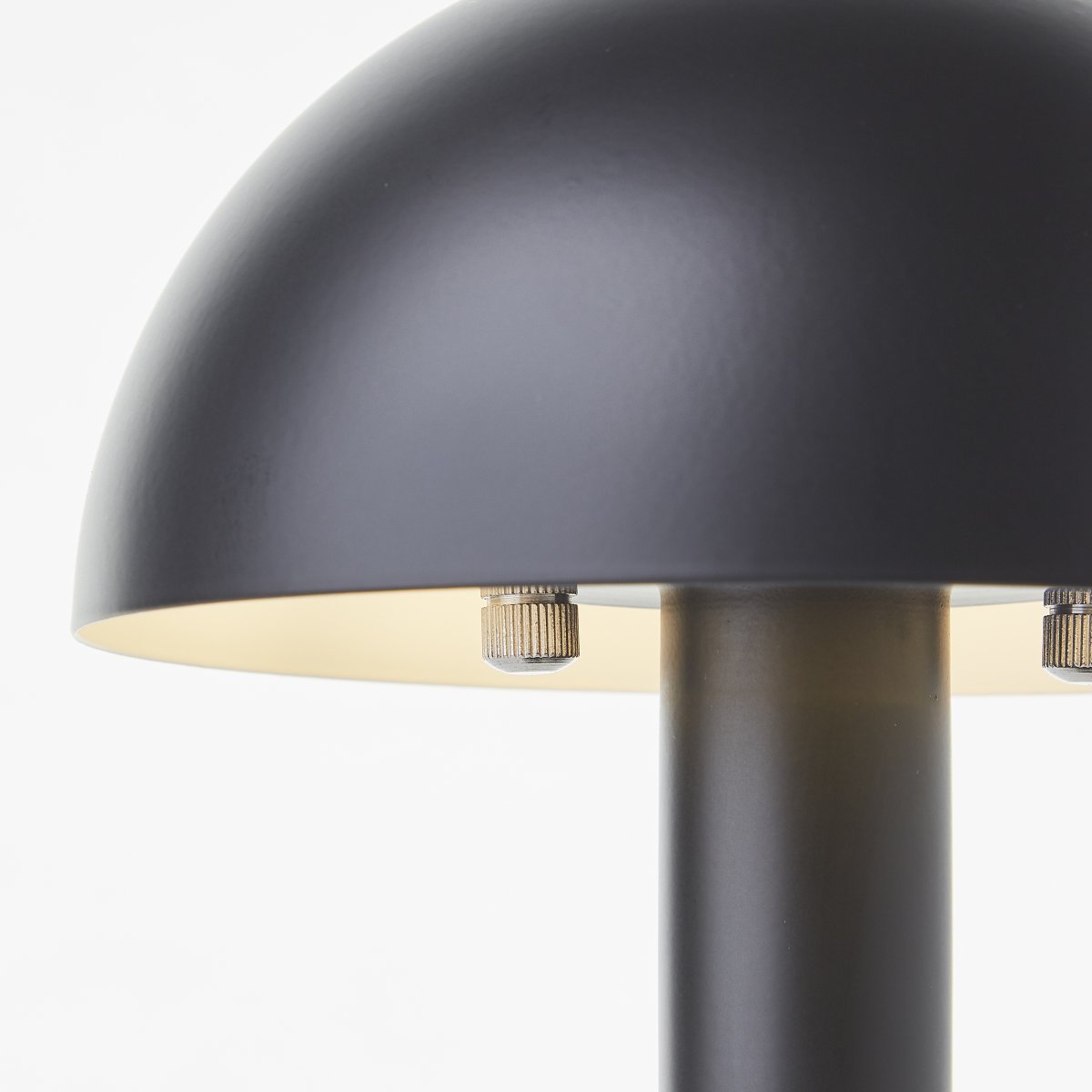 Petite 27cm Svart bordlampe Fra Brilliant - Den halvkuppelformede skjermen gir et fint og blendingsfritt lys i rommet.