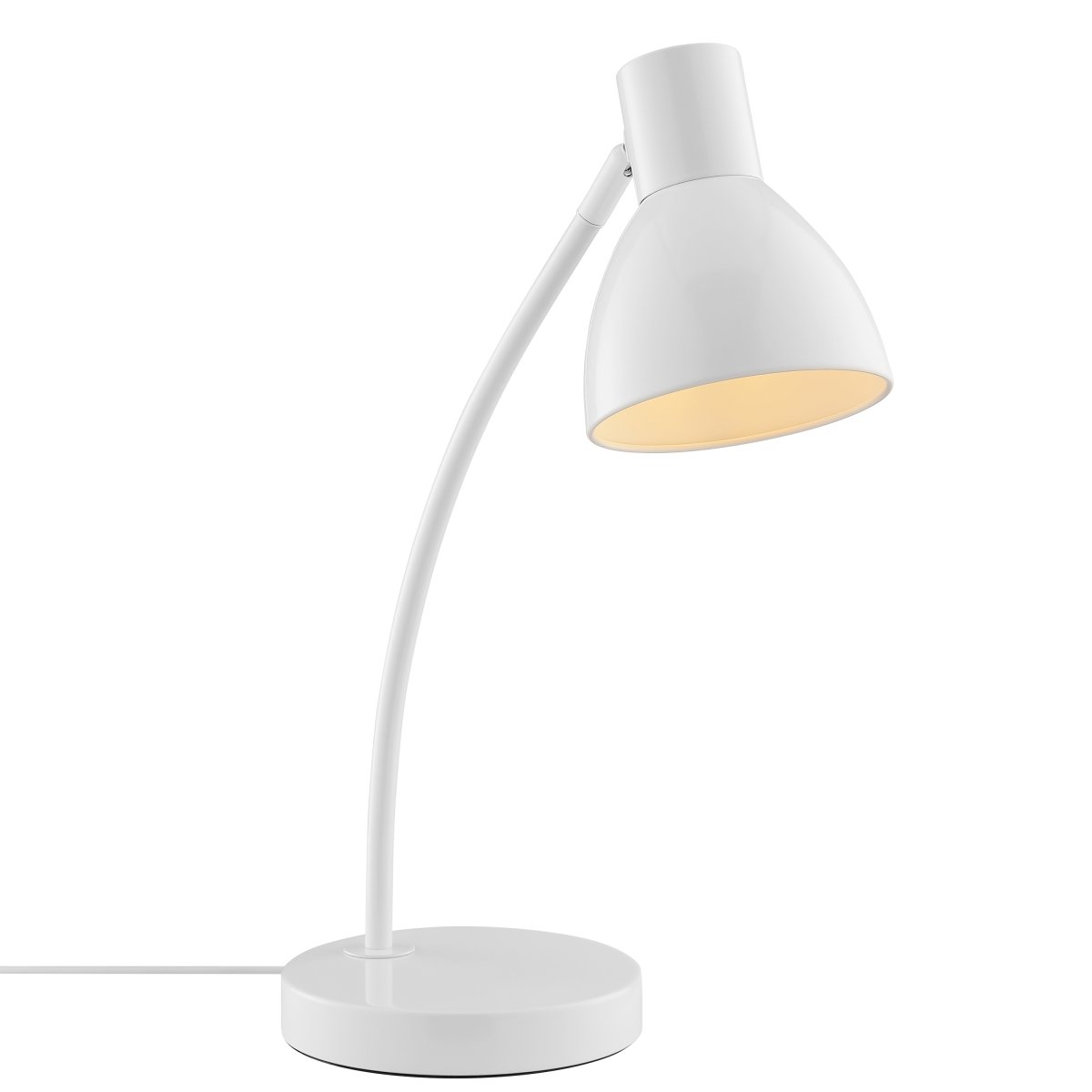 Jerry 43cm Hvit skrivebordslampe Fra Brilliant - Det justerbare lampehodet gj&oslash;r det enkelt &aring; rette lyset akkurat dit det trengs &ndash; perfekt for et skrivebord, en l&aring;s eller en arbeidsplass hjemme.