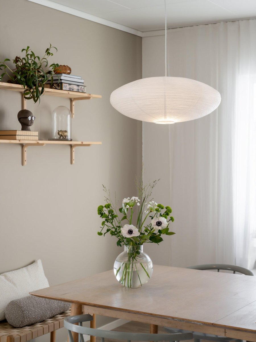 Yuni Skjerm Ekskl. Oppheng Ø58 Hvit Taklampe Fra PR Home - Yuni er ellipseformet med en diameter p&aring; 58 cm og en h&oslash;yde p&aring; 23 cm.