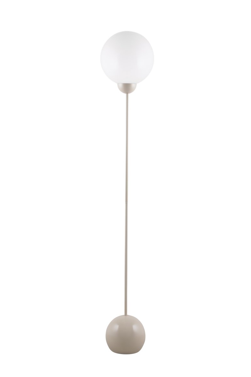 Ripley Beige gulvlampe Fra Globen Lighting - Lampen er laget av metall og har en glasskuppel i opalhvitt glass som sprer et herlig lys.