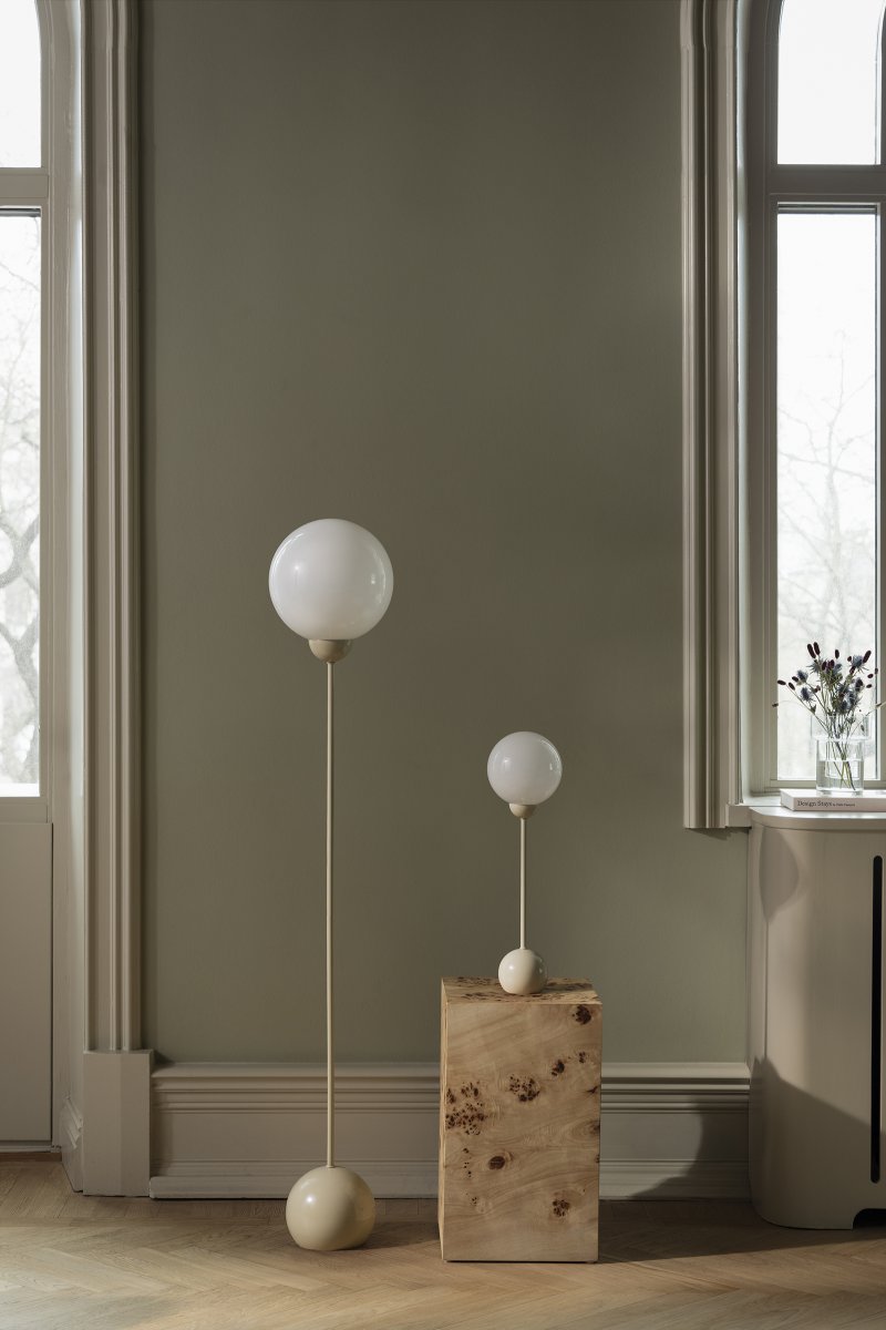 Ripley 52cm Beige bordlampe Fra Globen Lighting - Den slanke formen og de avrundede detaljene gir lampen et moderne og lekent uttrykk, mens glassskjermen sprer et mykt og behagelig lys.