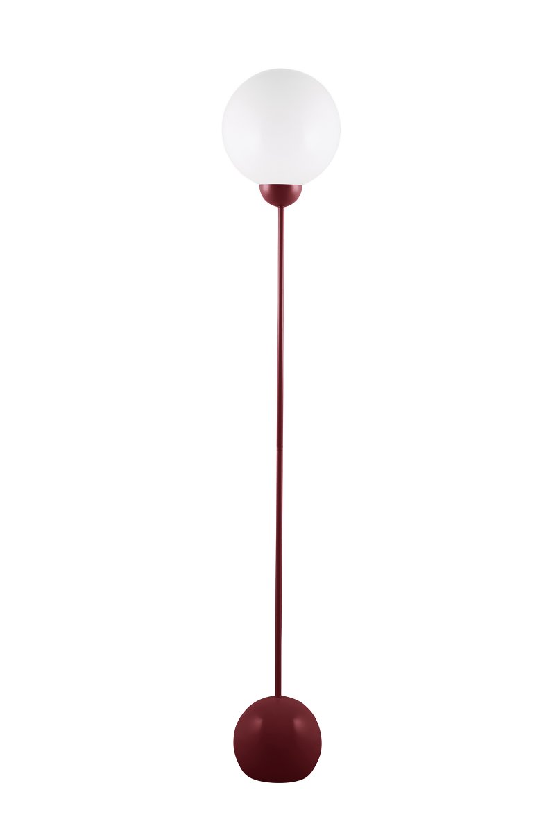 Ripley Burgunder gulvlampe Fra Globen Lighting - Ripley er en stilig gulvlampe i jern med en dyp burgunderfarge og en rund skjerm i opalhvitt glass.