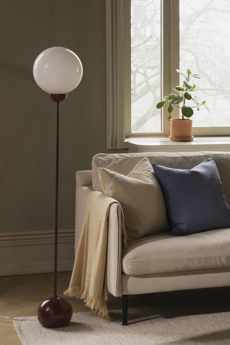 Ripley Burgunder gulvlampe Fra Globen Lighting - Ripley er en stilig gulvlampe i jern med en dyp burgunderfarge og en rund skjerm i opalhvitt glass.