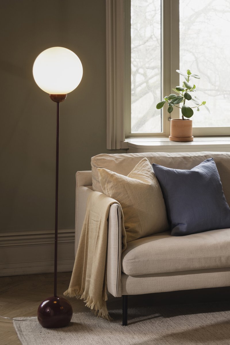 Ripley Burgunder gulvlampe Fra Globen Lighting - Ripley er en stilig gulvlampe i jern med en dyp burgunderfarge og en rund skjerm i opalhvitt glass.