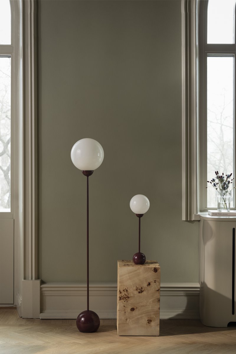 Ripley Burgunder gulvlampe Fra Globen Lighting - Ripley er en stilig gulvlampe i jern med en dyp burgunderfarge og en rund skjerm i opalhvitt glass.