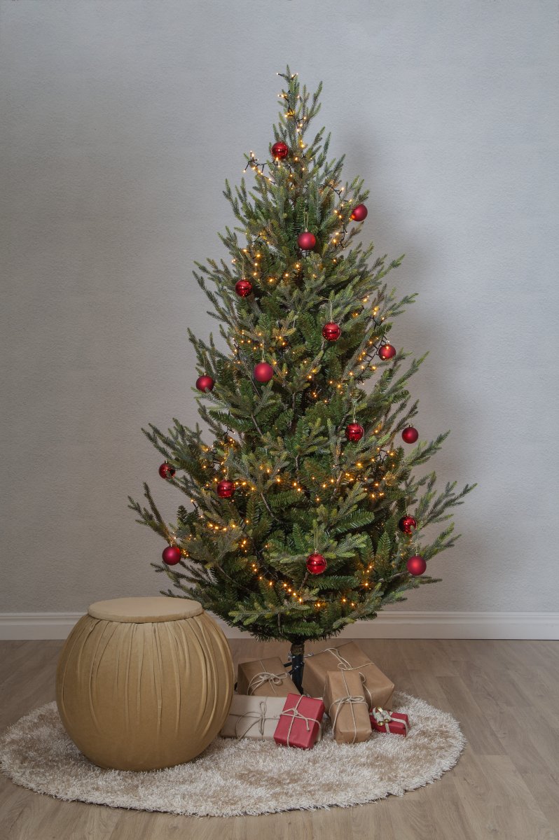 Uppsala 210cm Fra Star Trading - Juletreet er 210 cm h&oslash;yt og 110 cm bredt.