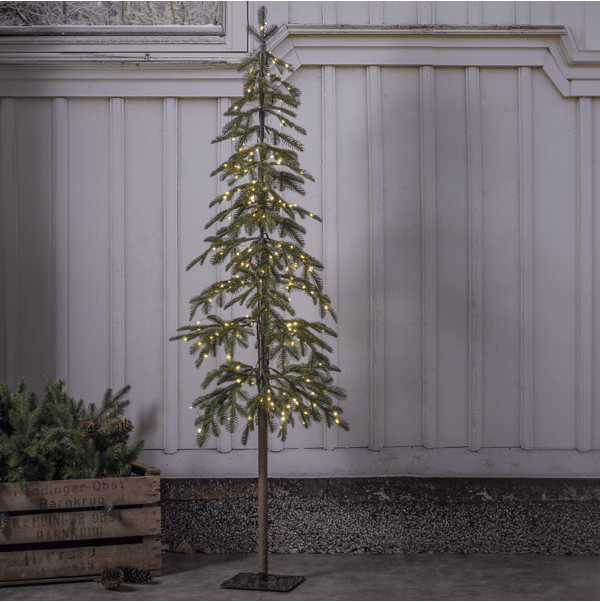 Grantorp 150cm Grønn Fra Star Trading - Grantorp er et grantre med et naturtro utseende og er omtrent 150 cm h&oslash;yt og 40 cm bredt, laget av PE.