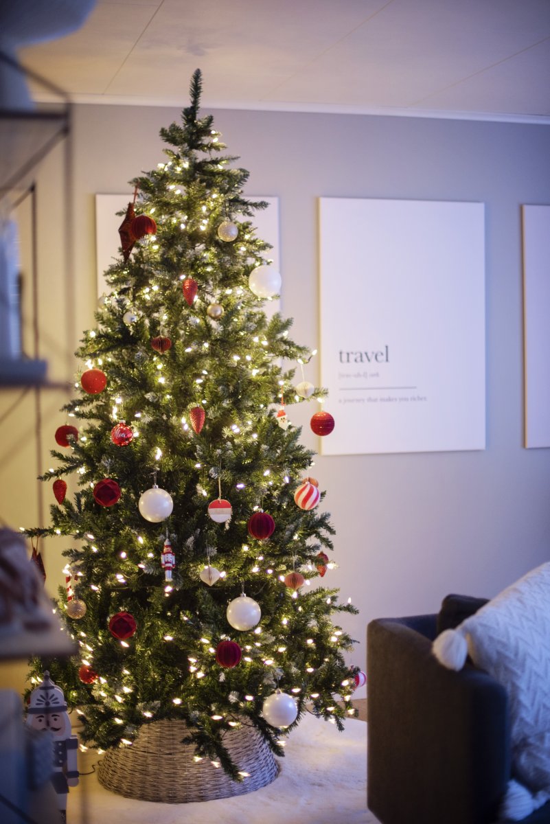 Vancouver 225cm Grønn Fra Star Trading - Grønt juletre med litt hvite topper for farging; en følelse av snø.