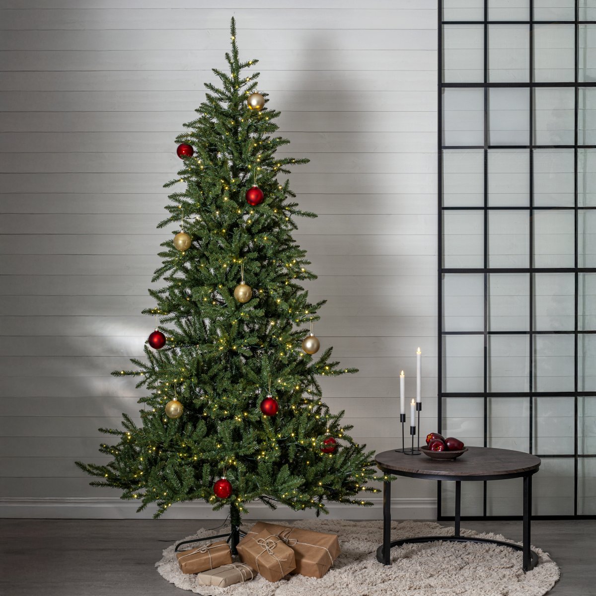 Minnesota 250cm Grønn Fra Star Trading - Grenene er permanent festet til stammen med hengsler og brettes ned n&aring;r treet settes sammen.