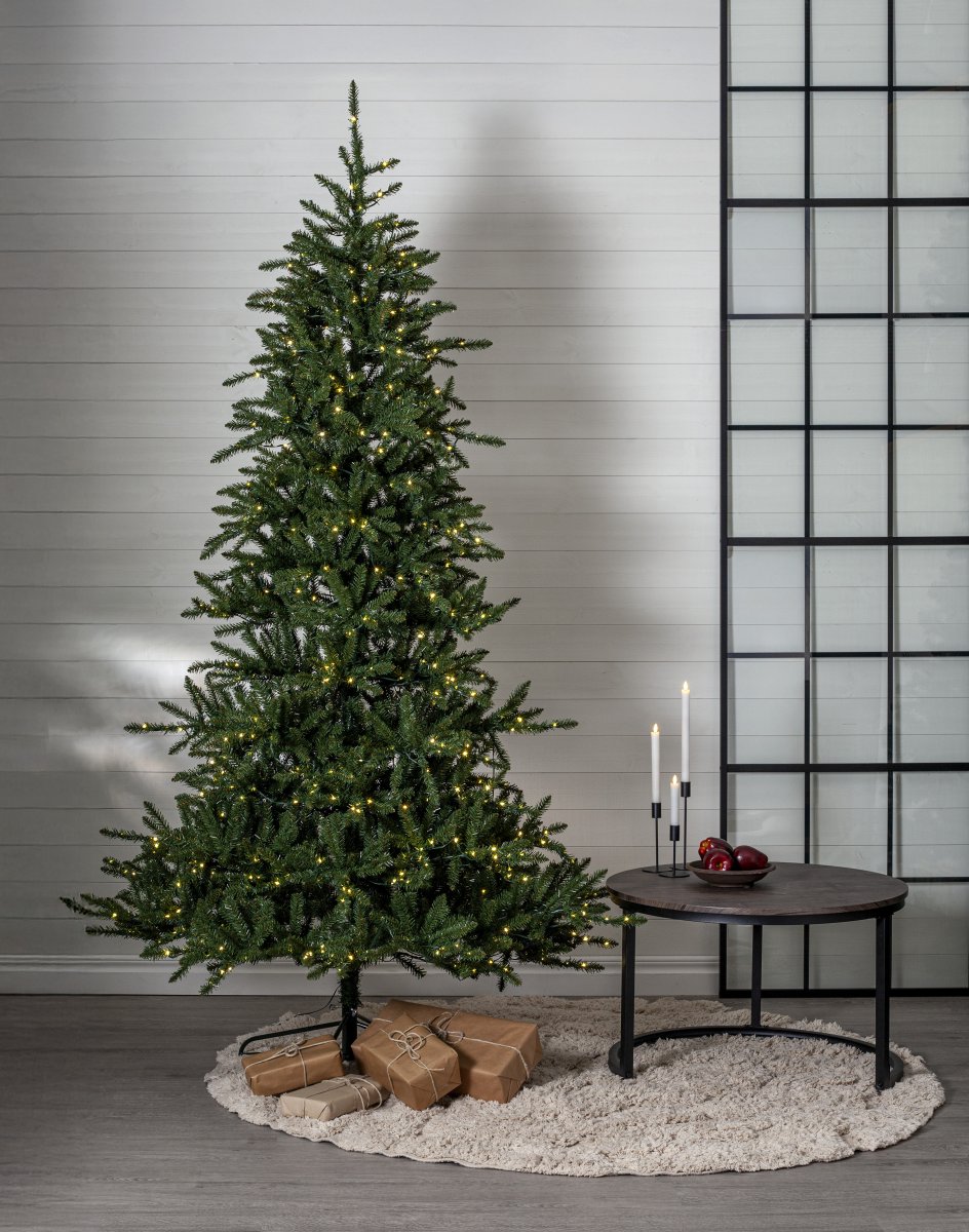 Minnesota 250cm Grønn Fra Star Trading - Grenene er permanent festet til stammen med hengsler og brettes ned n&aring;r treet settes sammen.