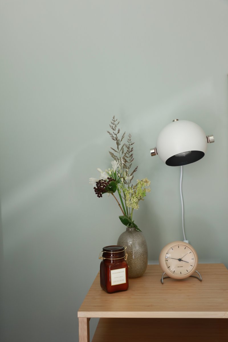 Bow Hvit leselampe Fra Aneta Lighting - Bow vegglampe i hvitlakkert metall med detaljer i krom og sort skinn.
