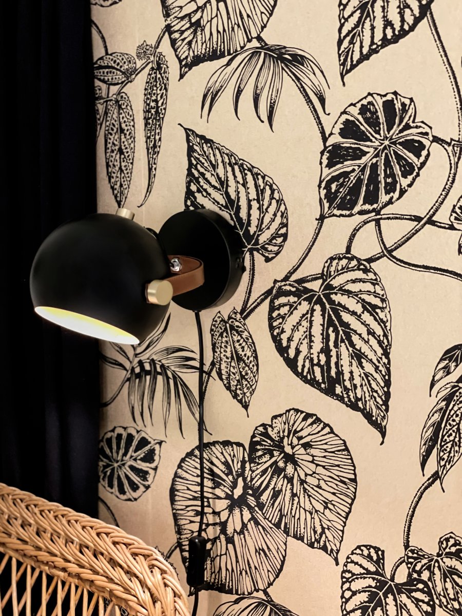 Bow Svart leselampe Fra Aneta Lighting - Bow vegglampe i sortlakkert metall med detaljer i messing og brunt skinn.