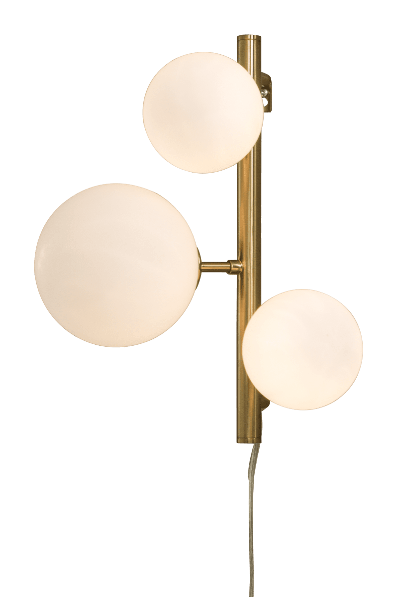 Molekyl 36cm Matt messing vegglampe Fra Aneta Lighting - Den er laget av metall med en elegant matt messingfinish og har opalhvite glassskjermer som sprer et mykt og behagelig lys.