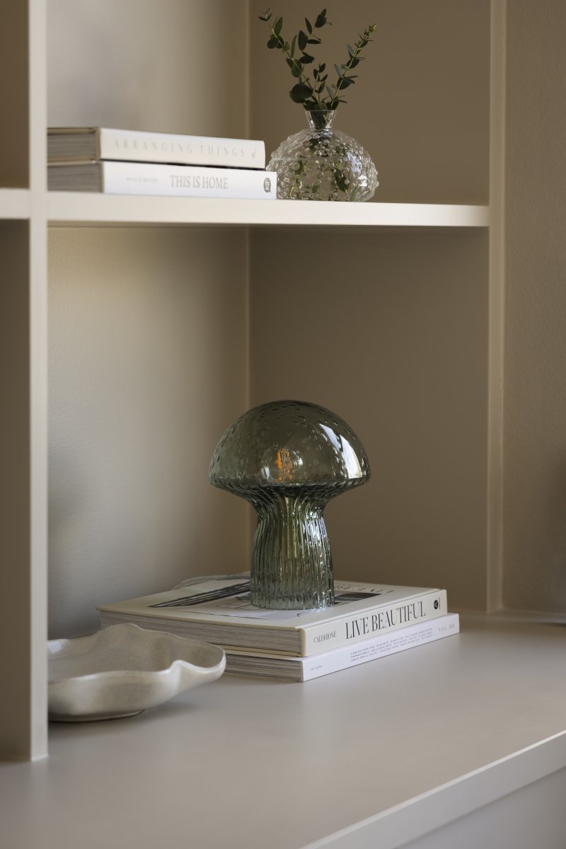Fungo 20cm Grønn bordlampe Fra Globen Lighting - Hver lampe er munnbl&aring;st og unik, noe som betyr at variasjoner i farge, glasstykkelse og antall bobler forekommer.