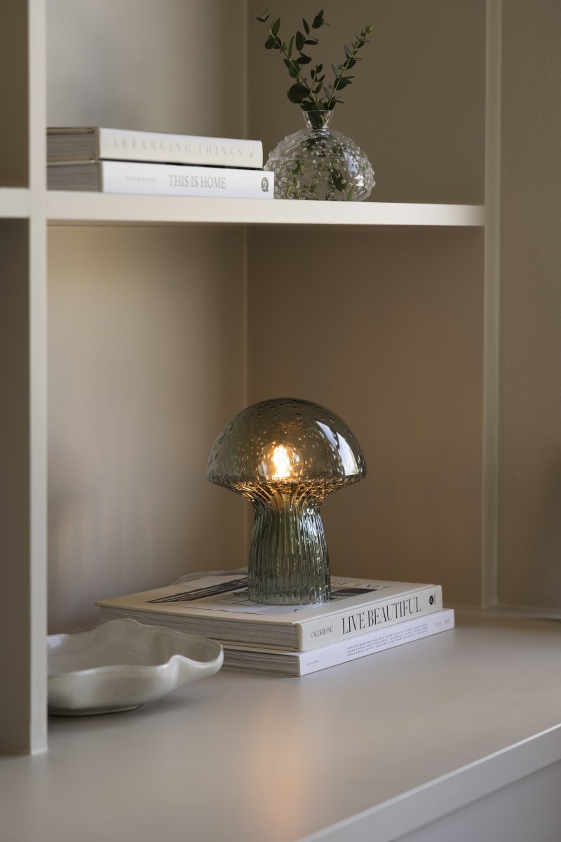 Fungo 20cm Grønn bordlampe Fra Globen Lighting - Hver lampe er munnbl&aring;st og unik, noe som betyr at variasjoner i farge, glasstykkelse og antall bobler forekommer.