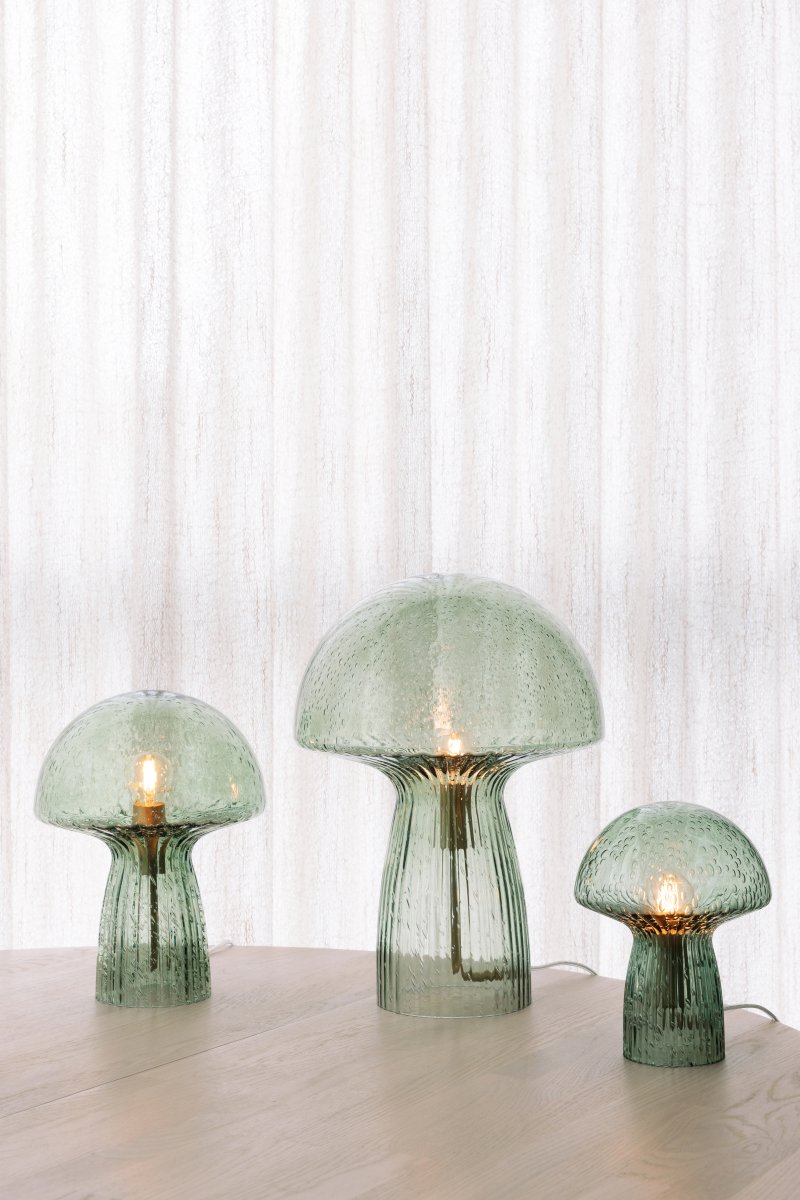Fungo 42cm Grønn bordlampe Fra Globen Lighting - Hver lampe er munnblåst og unik, noe som betyr at variasjoner i farge, glasstykkelse og antall bobler forekommer.
