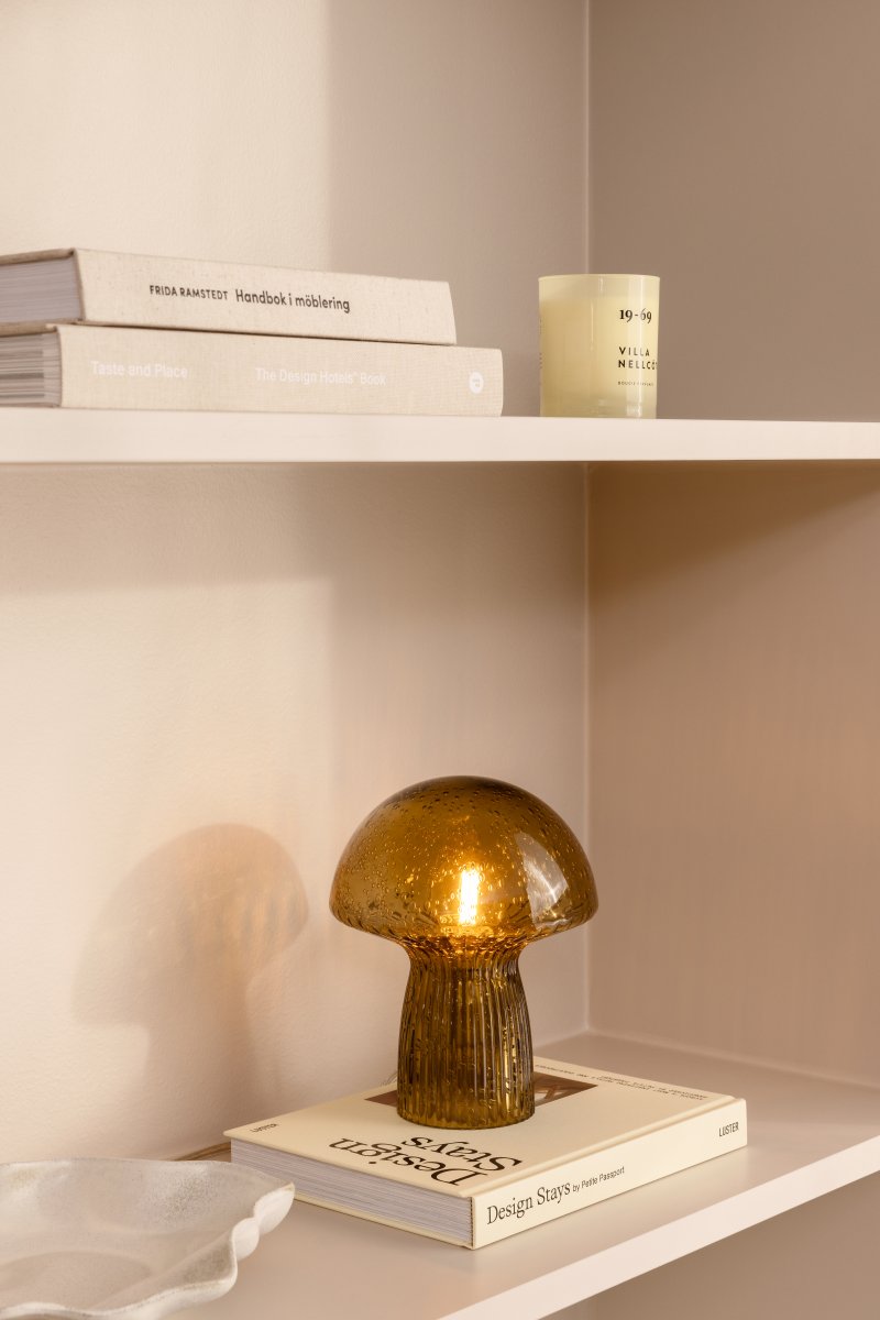 Fungo 20cm Brun bordlampe Fra Globen Lighting - Hver lampe er munnbl&aring;st og unik, noe som betyr at variasjoner i farge, glasstykkelse og antall bobler forekommer.
