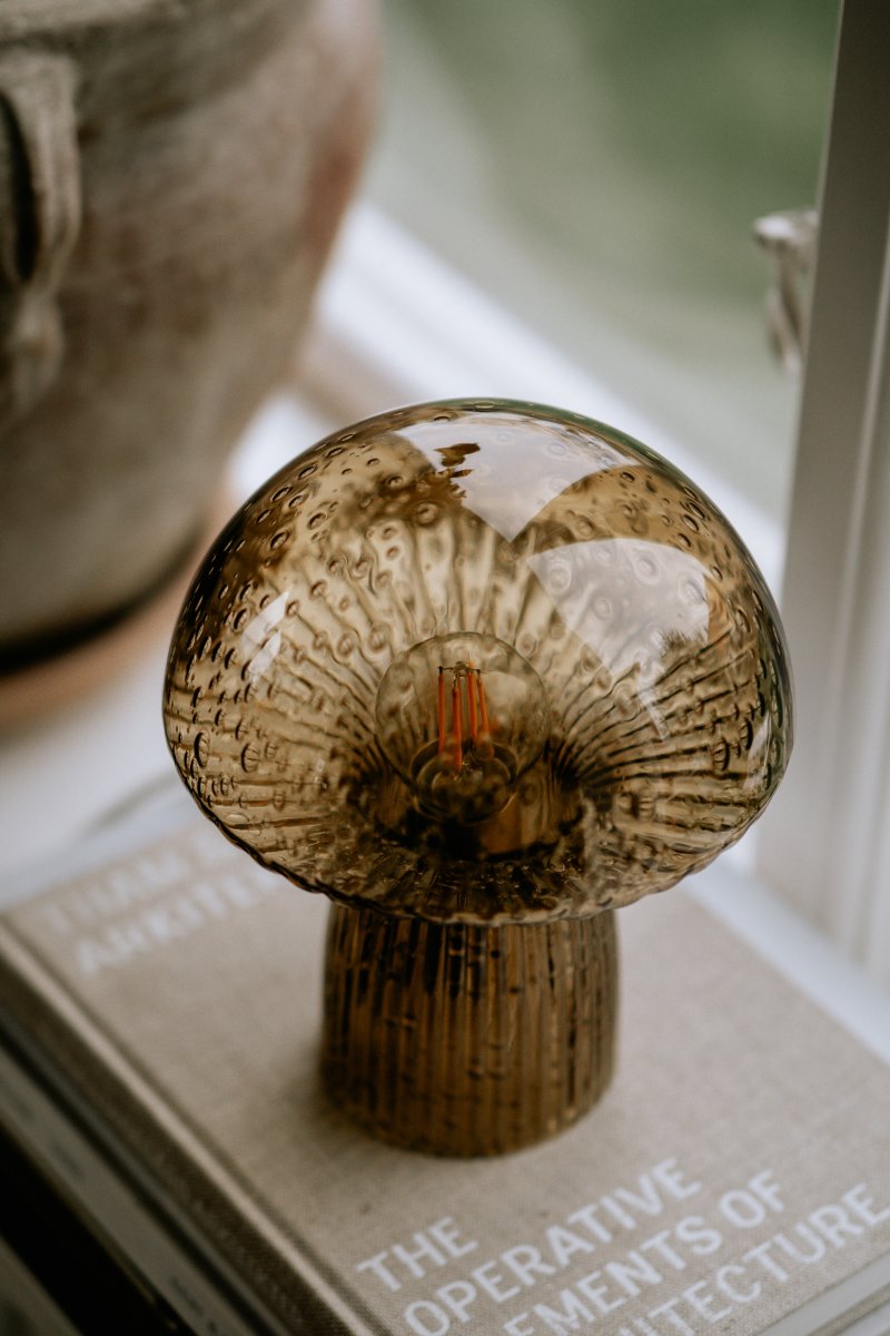Fungo 20cm Brun bordlampe Fra Globen Lighting - Hver lampe er munnbl&aring;st og unik, noe som betyr at variasjoner i farge, glasstykkelse og antall bobler forekommer.