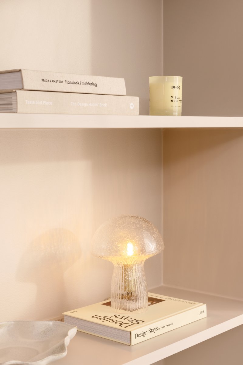 Fungo 20cm Gjennomsiktig bordlampe Fra Globen Lighting - Hver lampe er munnbl&aring;st og unik, noe som betyr at variasjoner i farge, glasstykkelse og antall bobler forekommer.