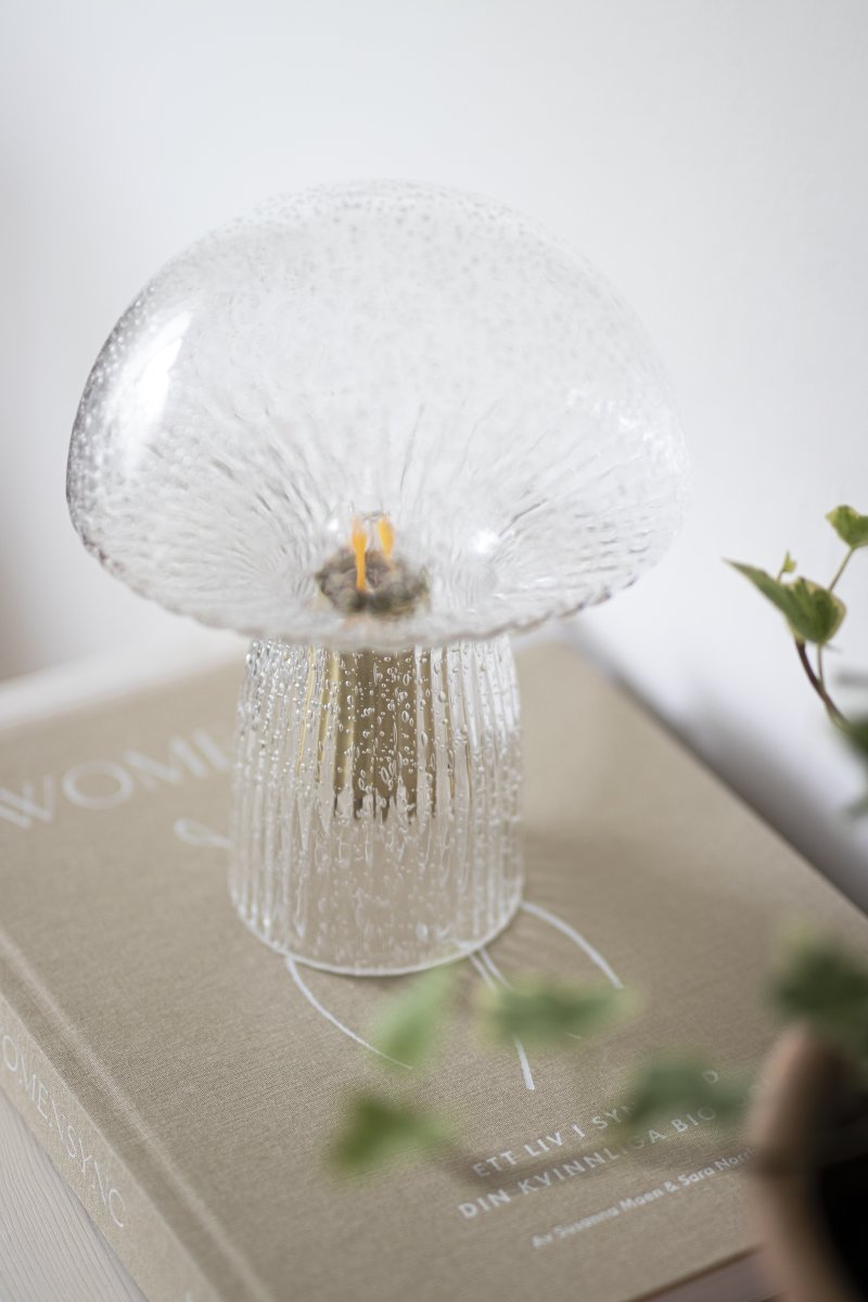 Fungo 20cm Gjennomsiktig bordlampe Fra Globen Lighting - Hver lampe er munnbl&aring;st og unik, noe som betyr at variasjoner i farge, glasstykkelse og antall bobler forekommer.
