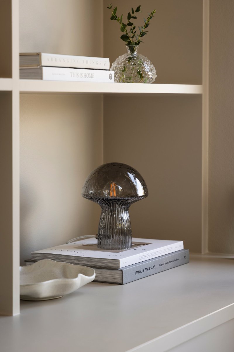 Fungo 20cm Røykfarget bordlampe Fra Globen Lighting - Hver lampe er munnbl&aring;st og unik, noe som betyr at variasjoner i farge, glasstykkelse og antall bobler forekommer.