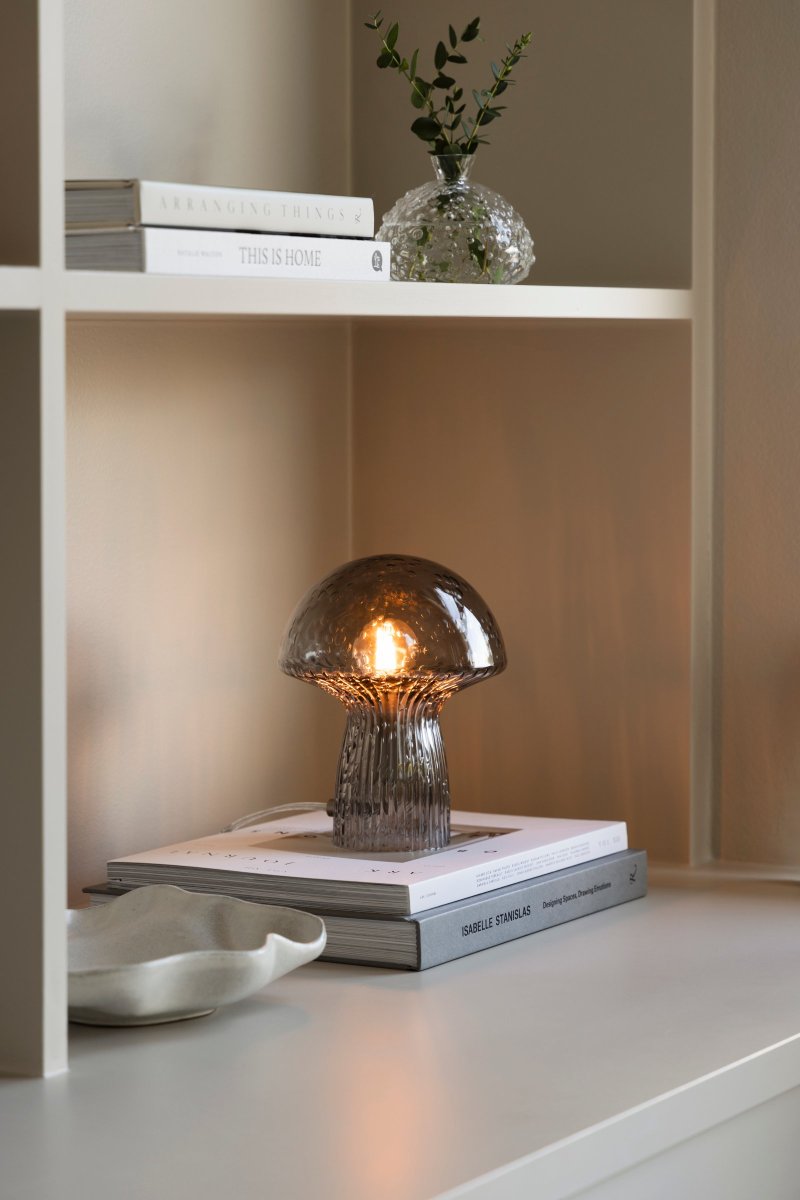 Fungo 20cm Røykfarget bordlampe Fra Globen Lighting - Hver lampe er munnbl&aring;st og unik, noe som betyr at variasjoner i farge, glasstykkelse og antall bobler forekommer.