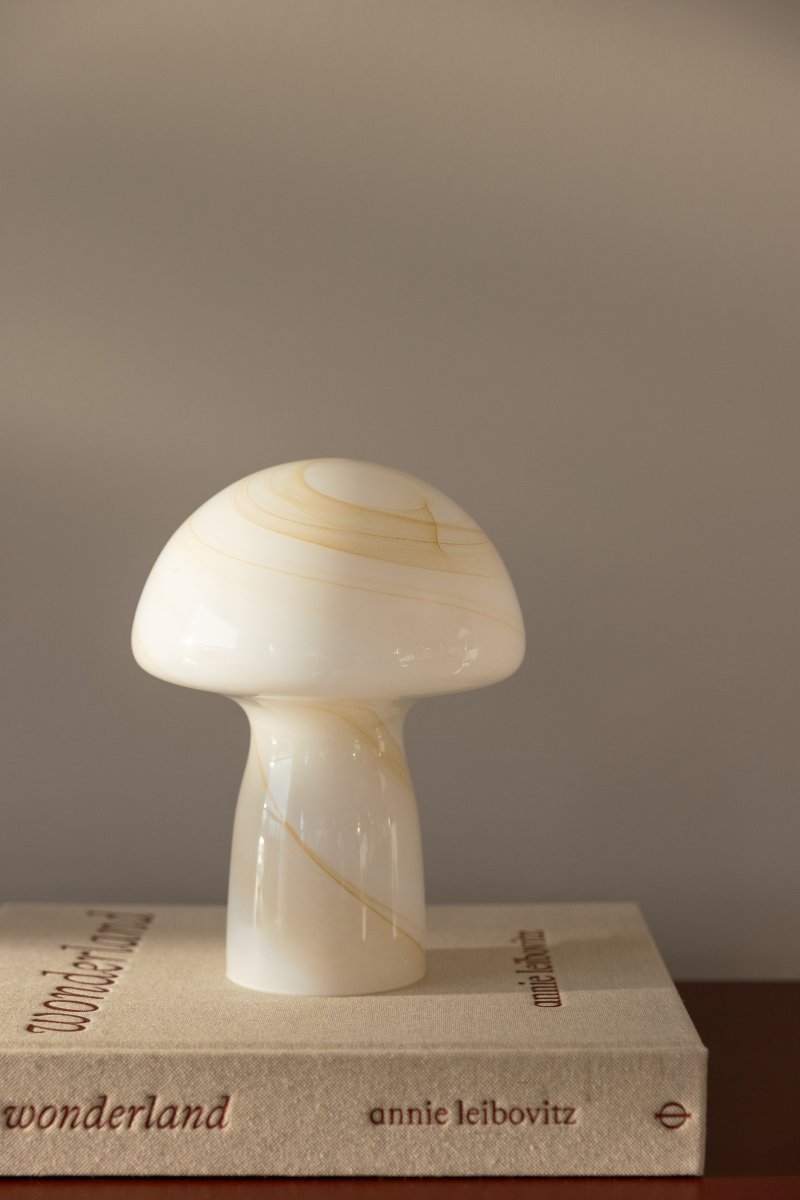Fungo Swirl 20cm Beige bordlampe Fra Globen Lighting - Hver lampe er munnblåst og unik, noe som betyr at variasjoner i farge, glasstykkelse og mønster forekommer.
