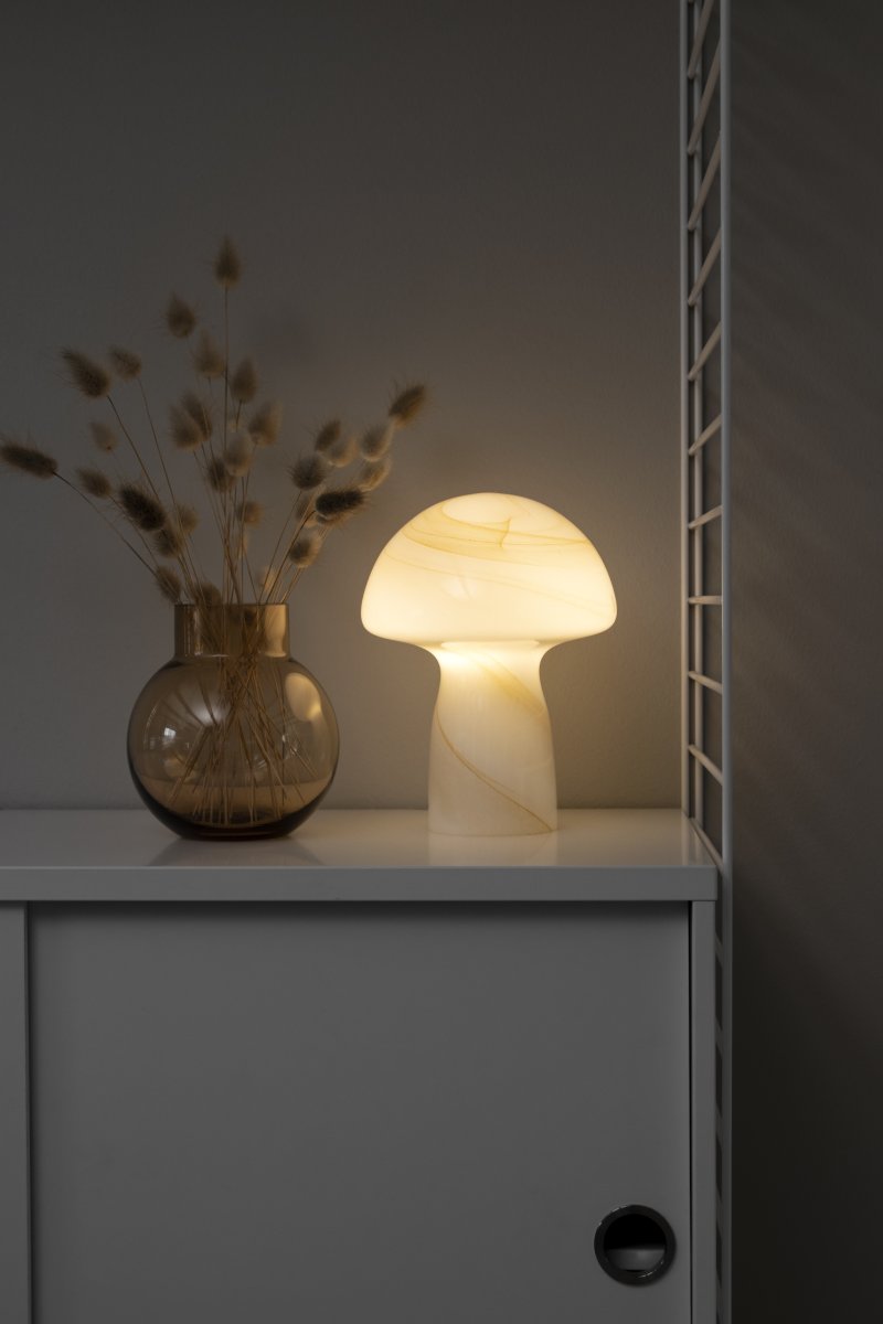 Fungo Swirl 20cm Beige bordlampe Fra Globen Lighting - Hver lampe er munnblåst og unik, noe som betyr at variasjoner i farge, glasstykkelse og mønster forekommer.