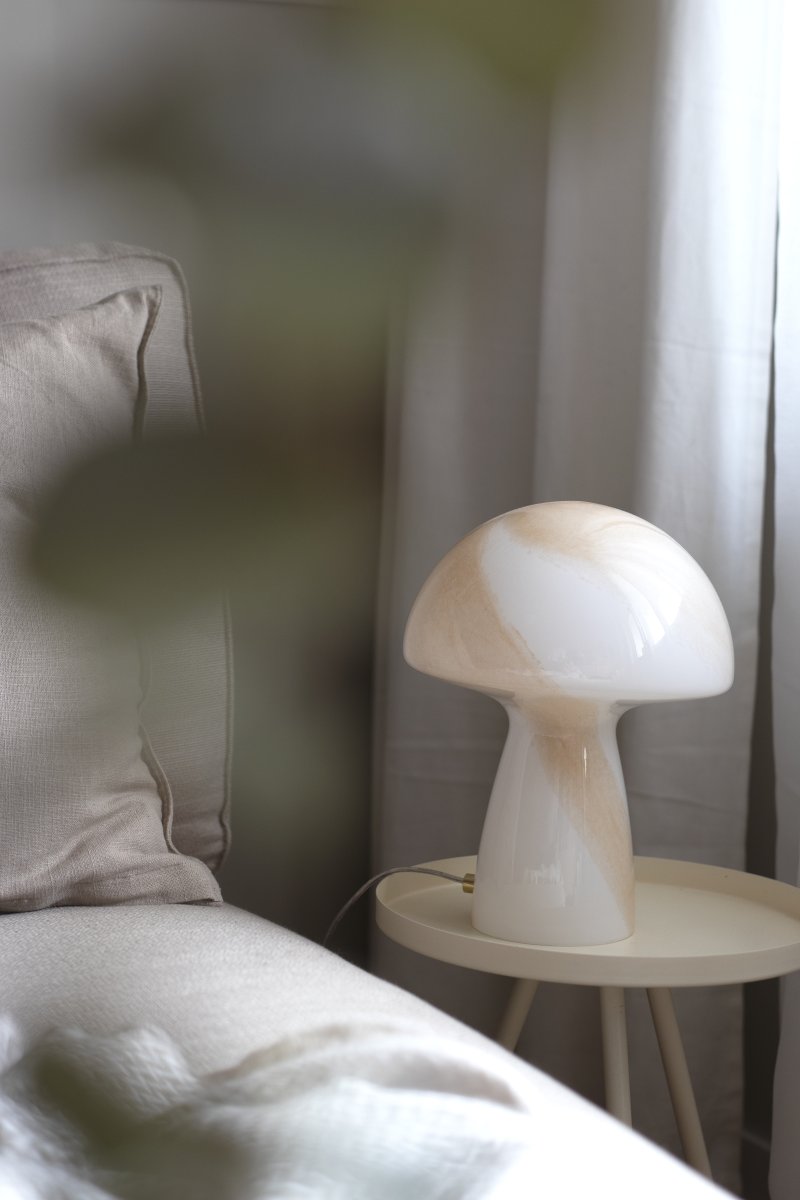 Fungo Swirl 20cm Beige bordlampe Fra Globen Lighting - Hver lampe er munnblåst og unik, noe som betyr at variasjoner i farge, glasstykkelse og mønster forekommer.