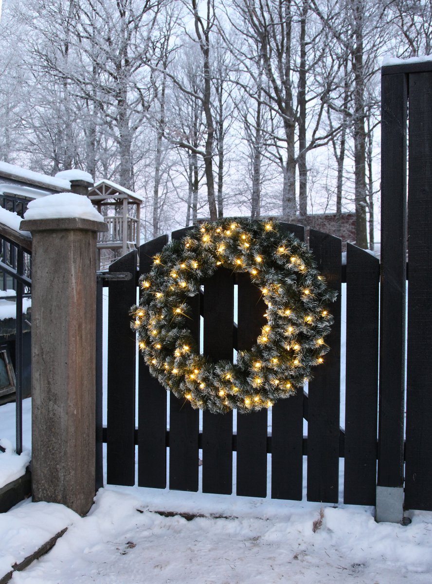 Edmonton Ø90 Grønn Fra Star Trading - Grønn krans med snø og 80 varmhvite LED-lys.