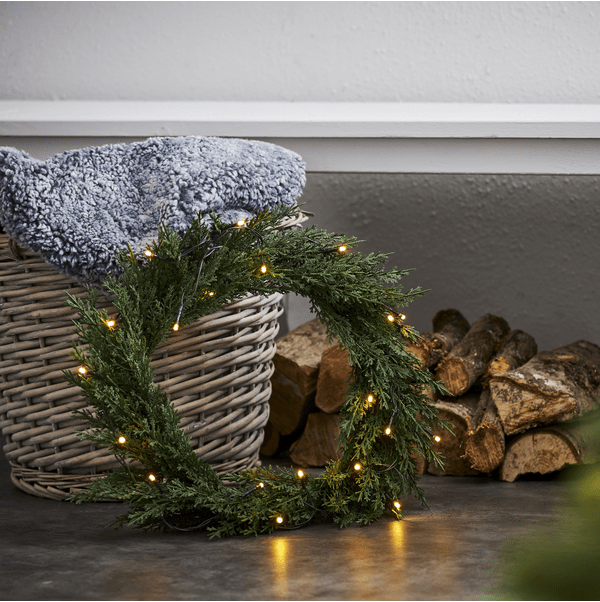 Thuja Ø40 Grønn Fra Star Trading - Krans laget av hel PE med thujablader og 20 varmhvite LED-dioder.
