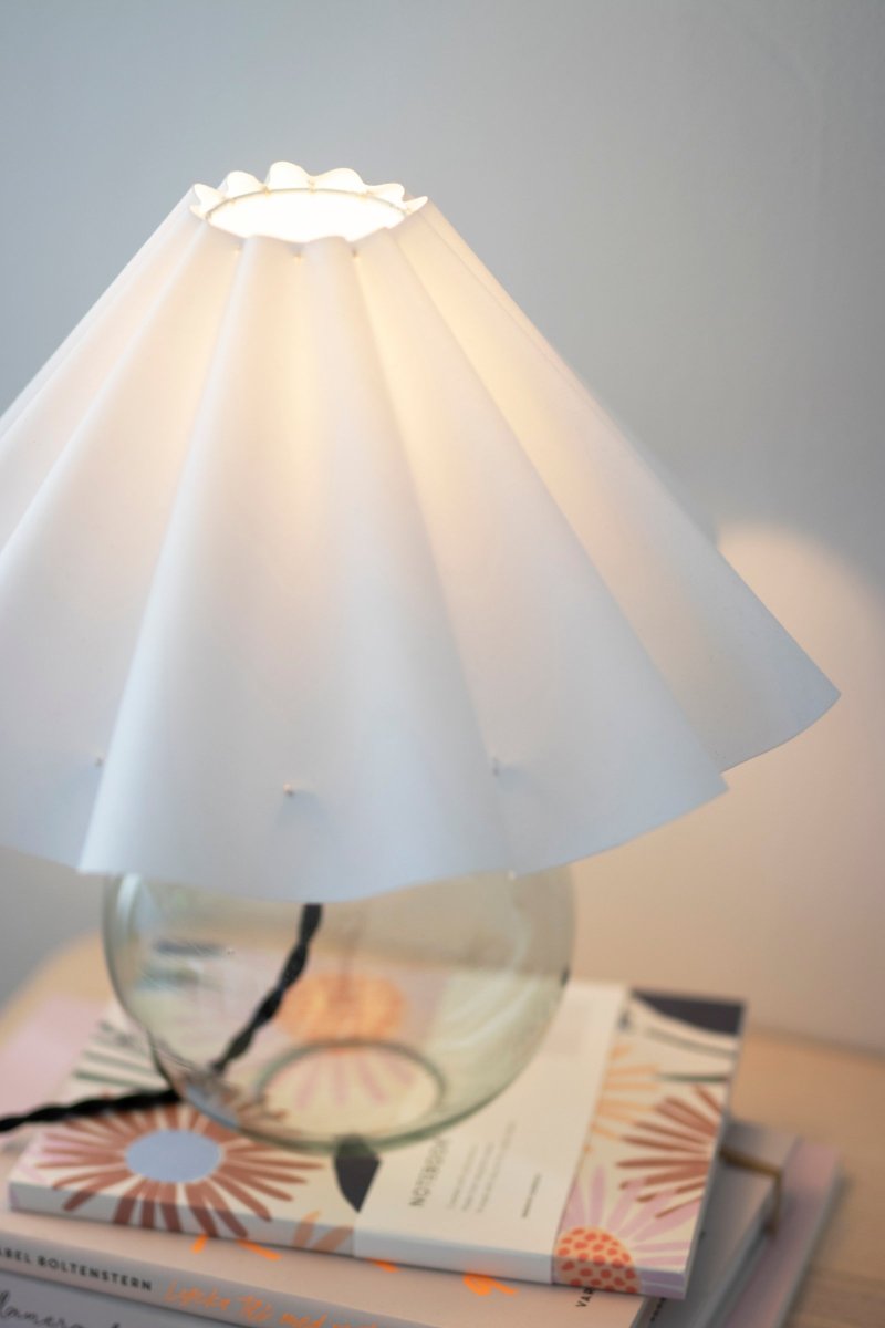 Judith 28cm Grønn bordlampe Fra Globen Lighting - Lampen har en 120 cm lang svart tvunnet tekstilkabel med bryter og st&oslash;psel.