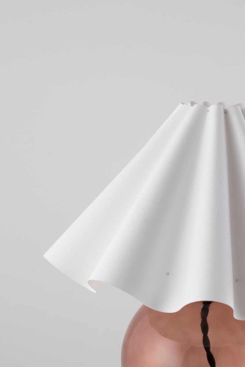 Judith 28cm Brun bordlampe Fra Globen Lighting - Lampen har en 120 cm lang svart tvunnet tekstilkabel med bryter og støpsel.