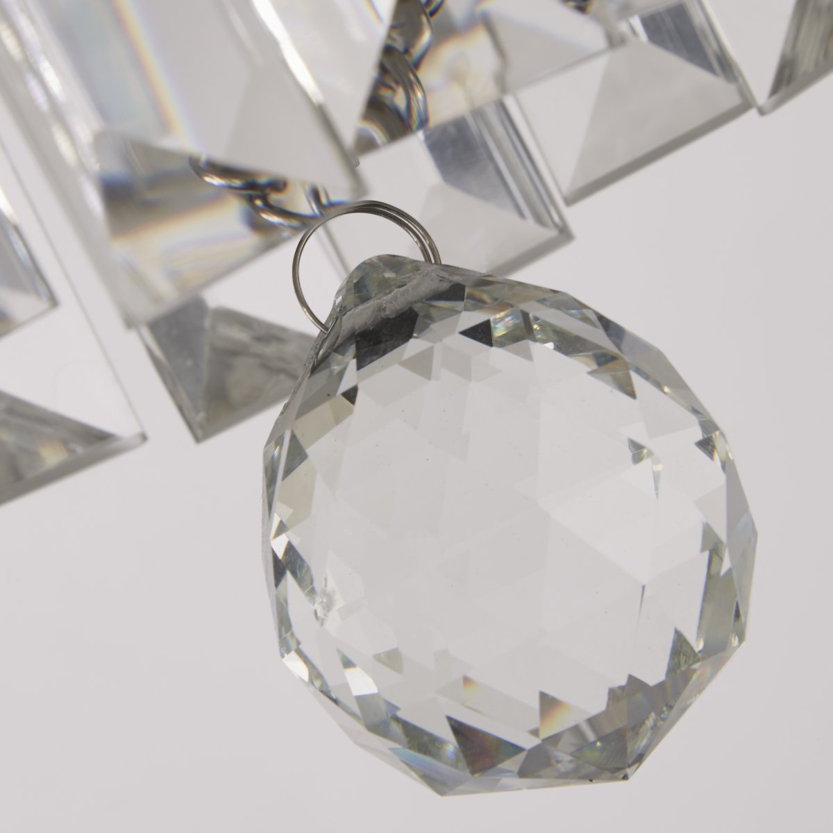 Empire Ø34 Krom baderomslampe Fra Searchlight - Med flere lag glitrende krystallprismer som vakkert reflekterer lyset, blir den en eksklusiv funksjon på badet ditt.