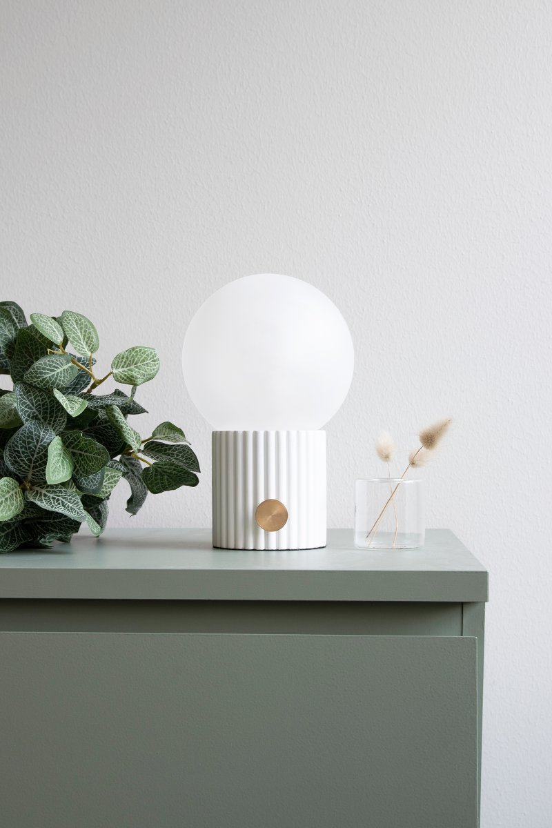 Hubble 24cm Hvit bordlampe Fra Globen Lighting - Hubble er en vakker bordlampe med riflet overflate og en matt hvit glassskjerm som sprer et fint lys.