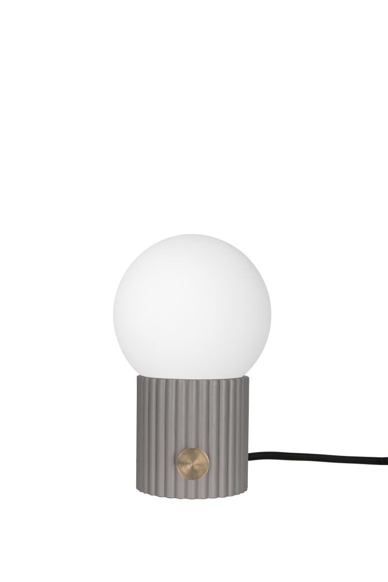 Hubble 24cm Grå bordlampe Fra Globen Lighting - Hubble er en vakker bordlampe med riflet overflate og en matt hvit glassskjerm som sprer et fint lys.