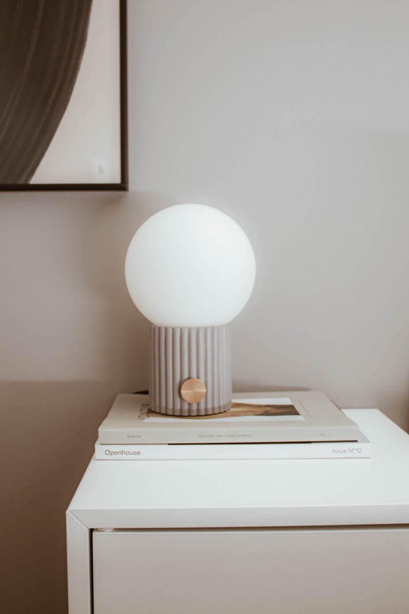 Hubble 24cm Grå bordlampe Fra Globen Lighting - Hubble er en vakker bordlampe med riflet overflate og en matt hvit glassskjerm som sprer et fint lys.