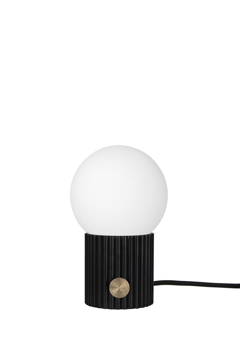 Hubble 24cm Svart bordlampe Fra Globen Lighting - Hubble er en vakker bordlampe med riflet overflate og en matt hvit glassskjerm som sprer et fint lys.