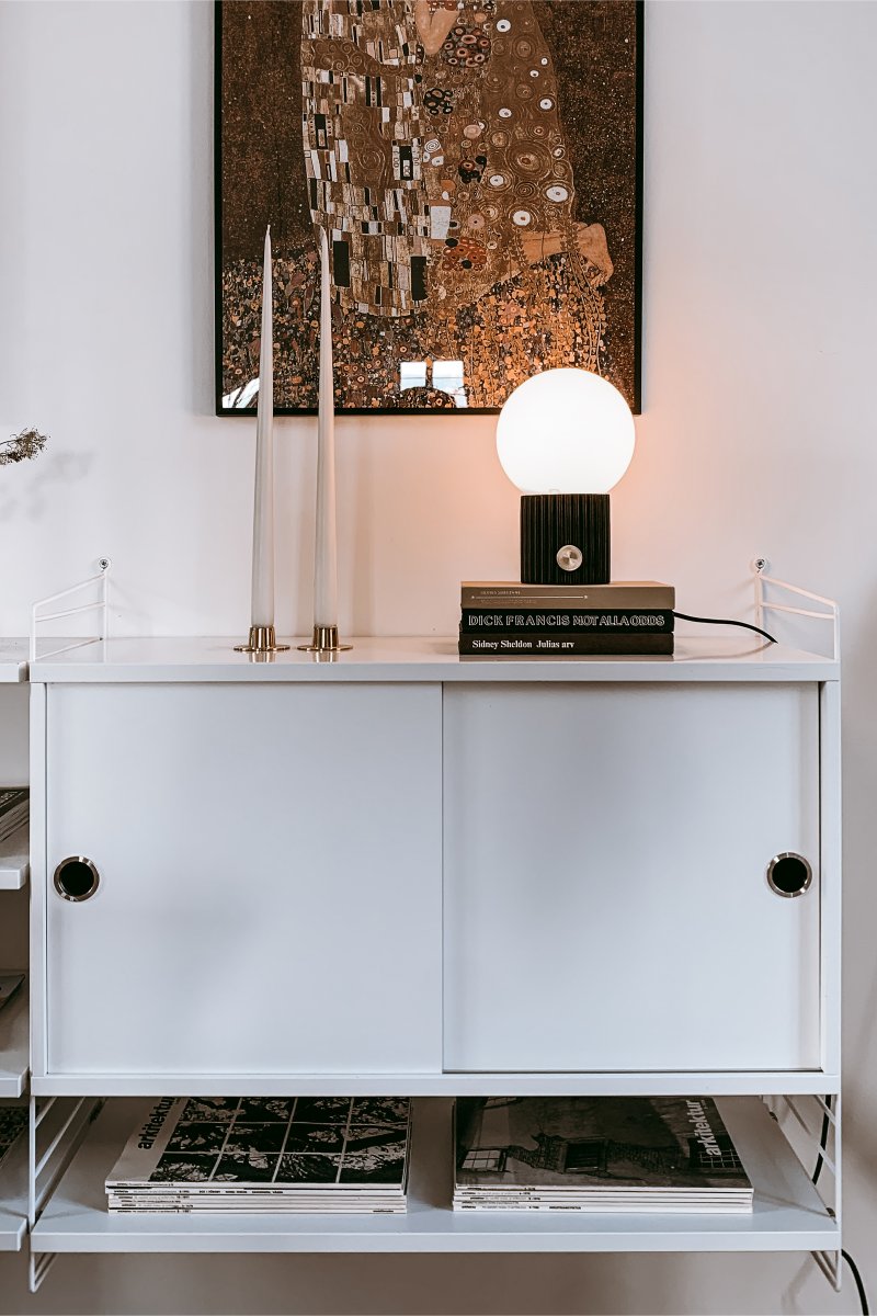 Hubble 24cm Svart bordlampe Fra Globen Lighting - Hubble er en vakker bordlampe med riflet overflate og en matt hvit glassskjerm som sprer et fint lys.