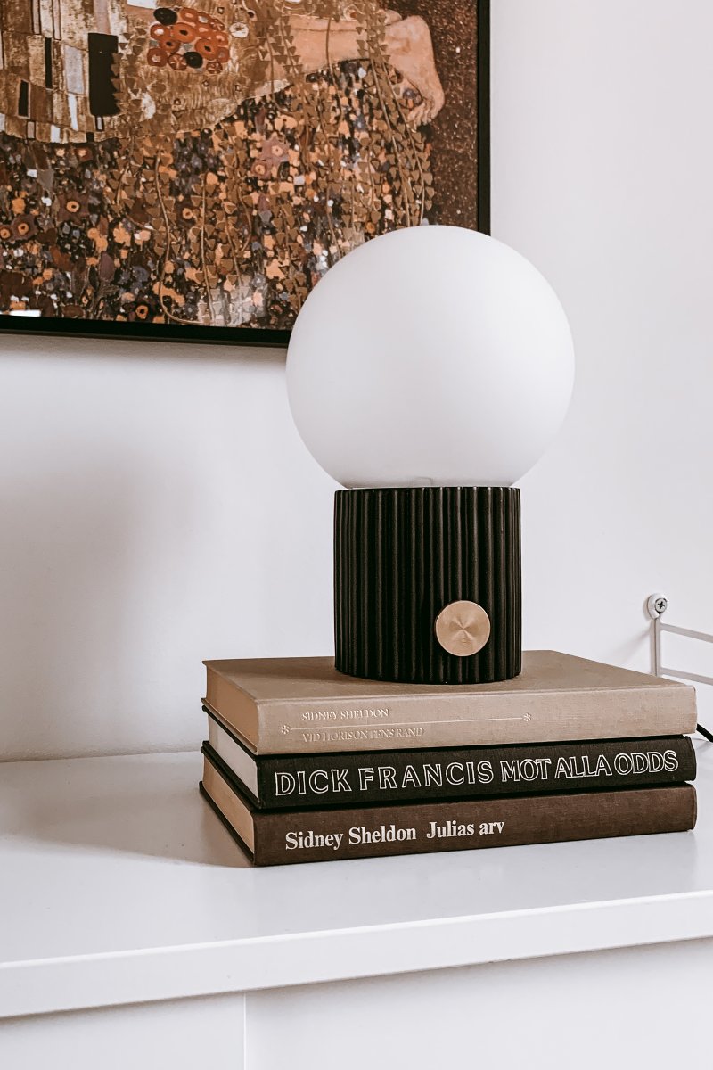 Hubble 24cm Svart bordlampe Fra Globen Lighting - Hubble er en vakker bordlampe med riflet overflate og en matt hvit glassskjerm som sprer et fint lys.