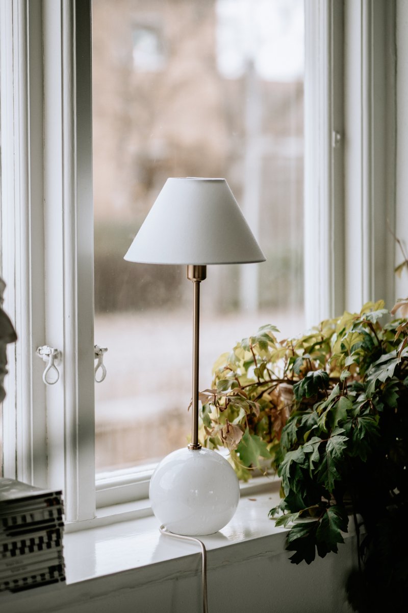 Iris 50cm Hvit bordlampe Fra Globen Lighting - V&aelig;r oppmerksom p&aring; at luftboblene i glasset varierer i st&oslash;rrelse og skaper et unikt m&oslash;nster for hver lampe, og det er derfor lampen du mottar kan avvike noe fra bildene.